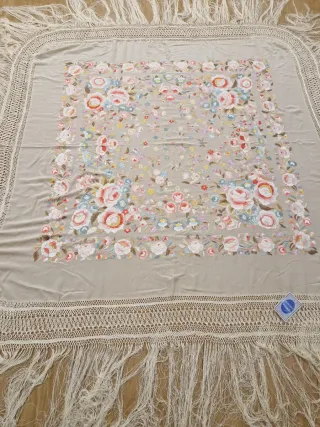 Manton Manila Seda Beige Bordado Foronda