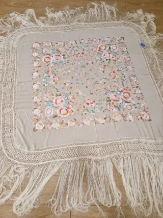 Manton Manila Seda Beige Bordado Foronda