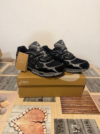 Zapatillas Asics Negras y Grises