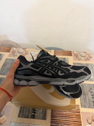 Zapatillas Asics Negras y Grises