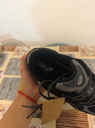 Zapatillas Asics Negras y Grises