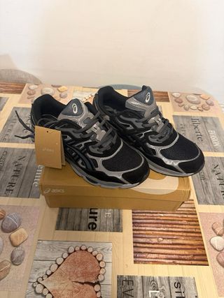 Zapatillas Asics Negras y Grises