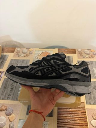 Zapatillas Asics Negras y Grises