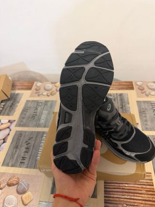 Zapatillas Asics Negras y Grises