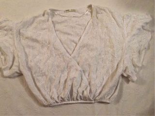 Blusa blanca crop top bordada