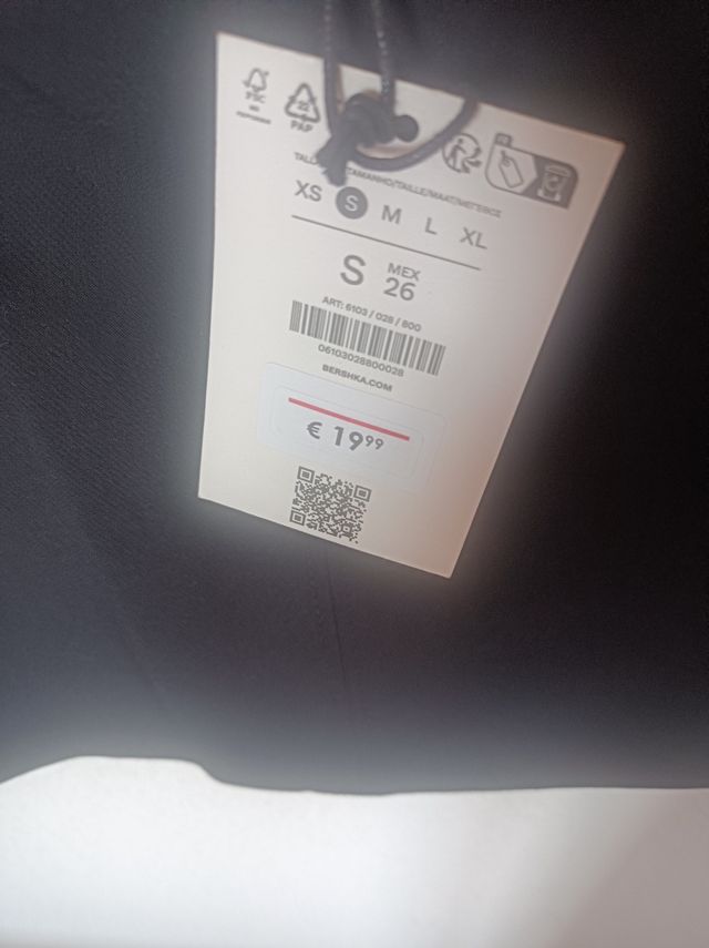 Falda pantalón mini color negro. Bershka