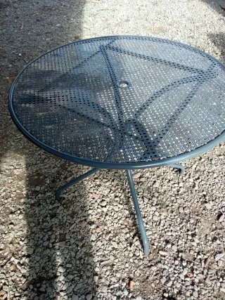 Mesa redonda metálica gris plegable