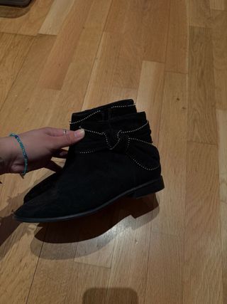 Botas negras con detalle de tachuelas.