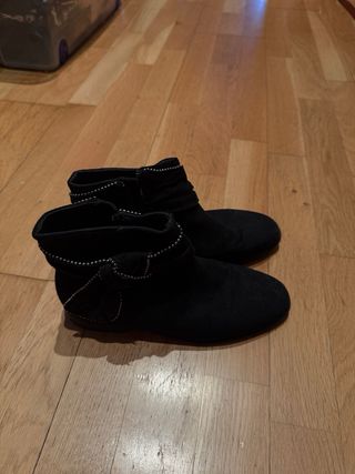 Botas negras con detalle de tachuelas.