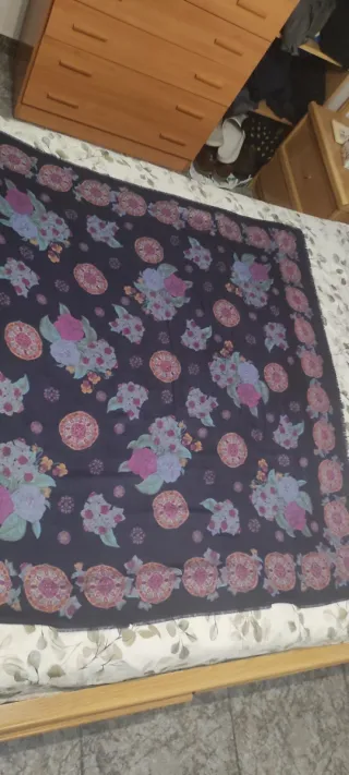 Pañuelo pasmina con estampado floral azules y rosa