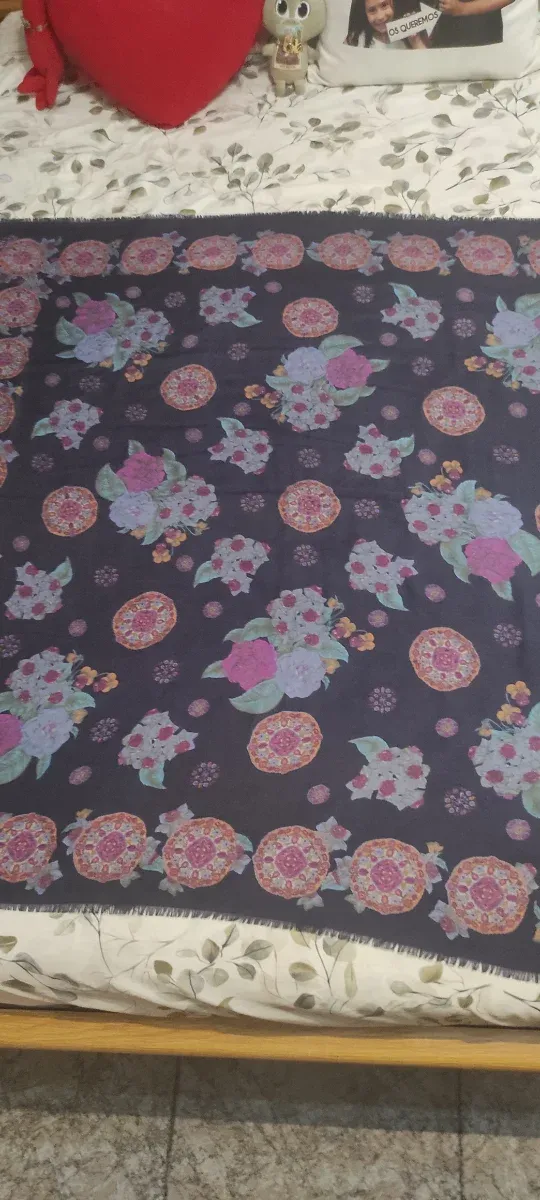 Pañuelo pasmina con estampado floral azules y rosa