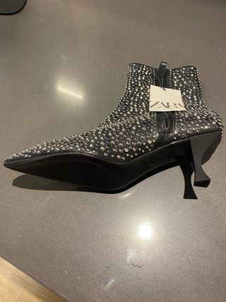 Botín Zara Tachuelas Plateadas Tacón Geométrico