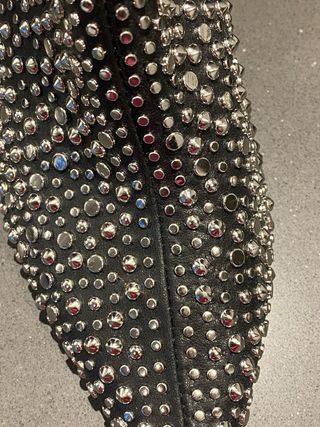 Botín Zara Tachuelas Plateadas Tacón Geométrico