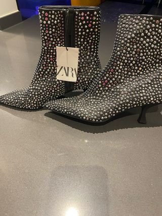 Botín Zara Tachuelas Plateadas Tacón Geométrico