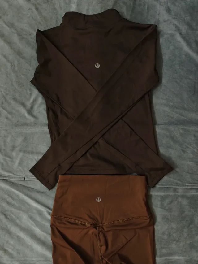 Conjunto deportivo Lululemon marrón