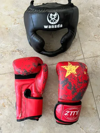Saco de boxeo con guantes y muelle