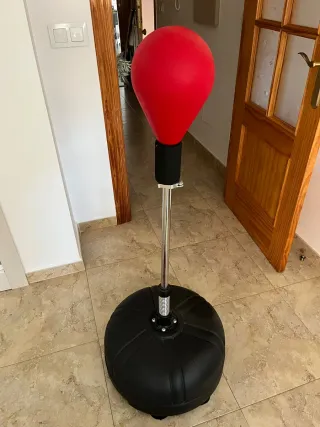 Saco de boxeo con guantes y muelle