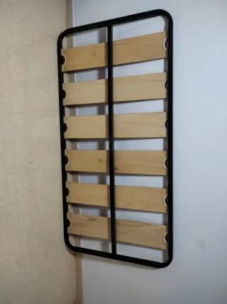 Somier de cama metálico con lamas de madera