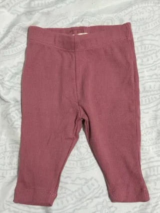 Pantalón de bebé rosa acanalado
