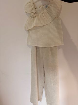 Mono Tutto Piccolo niña beige talla 5.