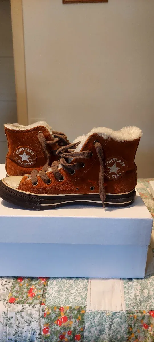 Converse con pelo marroni e bianche