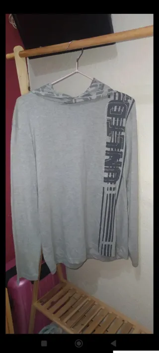 Camiseta con capucha gris