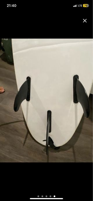 Tabla de surf azul y blanca