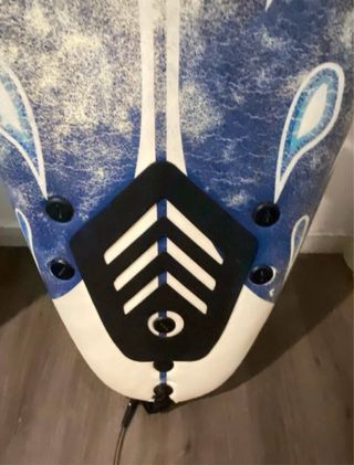 Tabla de surf azul y blanca