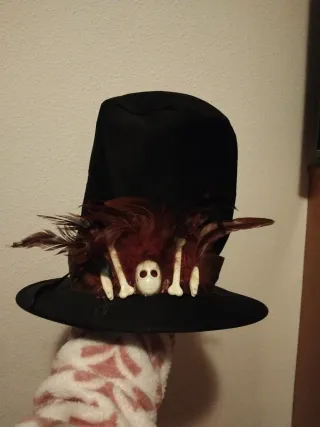 Gorro de brujo negro con plumas