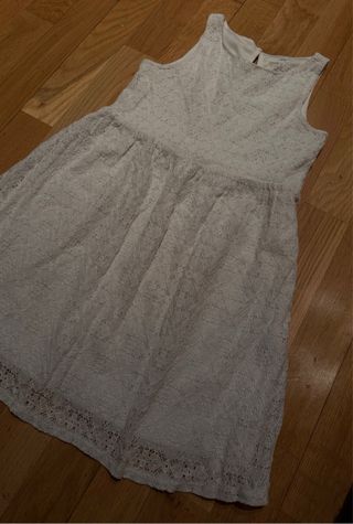 Vestido blanco de encaje.