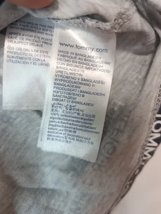 Camiseta Tommy Hilfiger gris estampada