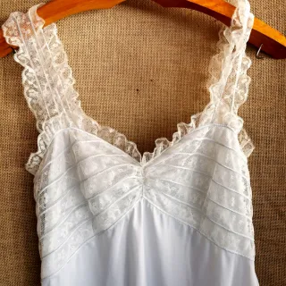 Camisón vintage satinado azul cielo  con encajes