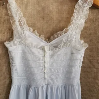 Camisón vintage satinado azul cielo  con encajes