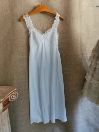 Camisón vintage satinado azul cielo  con encajes