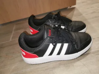 Zapatillas Adidas Negras y Rojas