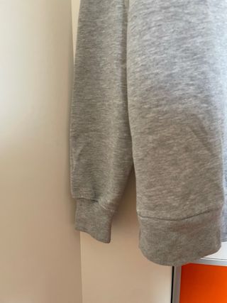 Sudadera gris