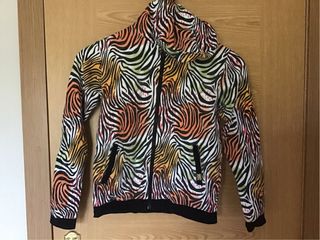 BOBOLI. Sudadera con capucha y cremallera cebra