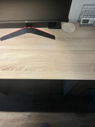 Escritorio de madera con cajones