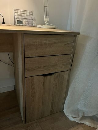 Escritorio de madera con cajones
