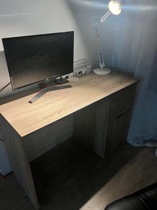 Escritorio de madera con cajones