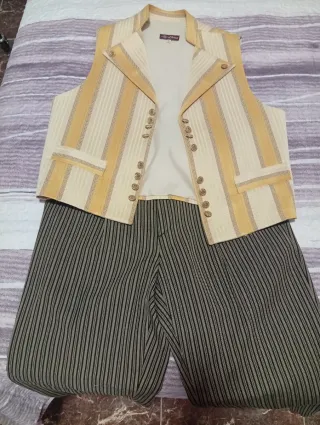 Traje Fallero Beige y Dorado
Chaleco y pantalón