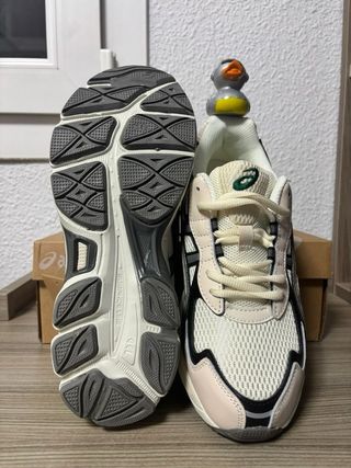 Zapatillas Adidas Beige y Gris