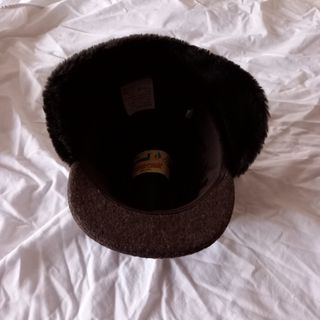 Gorra marrón con orejeras de piel