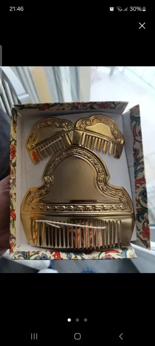 Peinetas doradas para niña