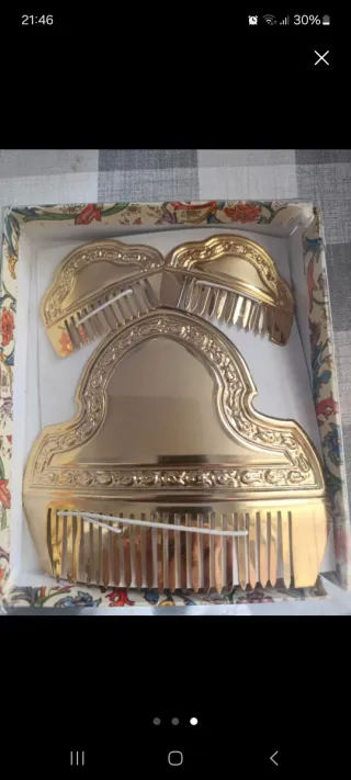 Peinetas doradas para niña