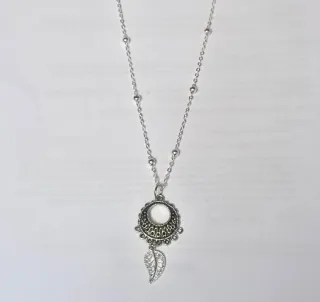 Pendientes colgantes plateados con diseño de hojas