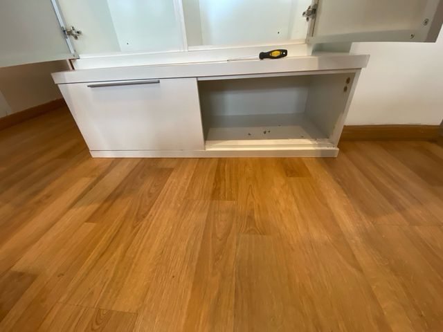 Mueble de salón blanco y cristal