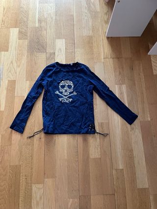 Camiseta azul con calavera y lazo