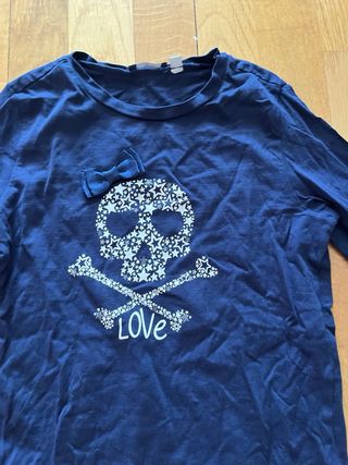 Camiseta azul con calavera y lazo