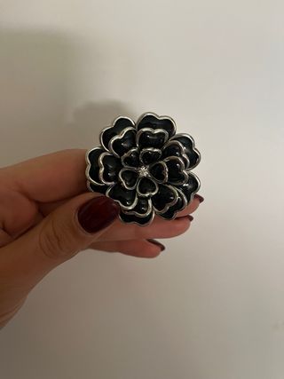 Anillo flor negro y plateado
